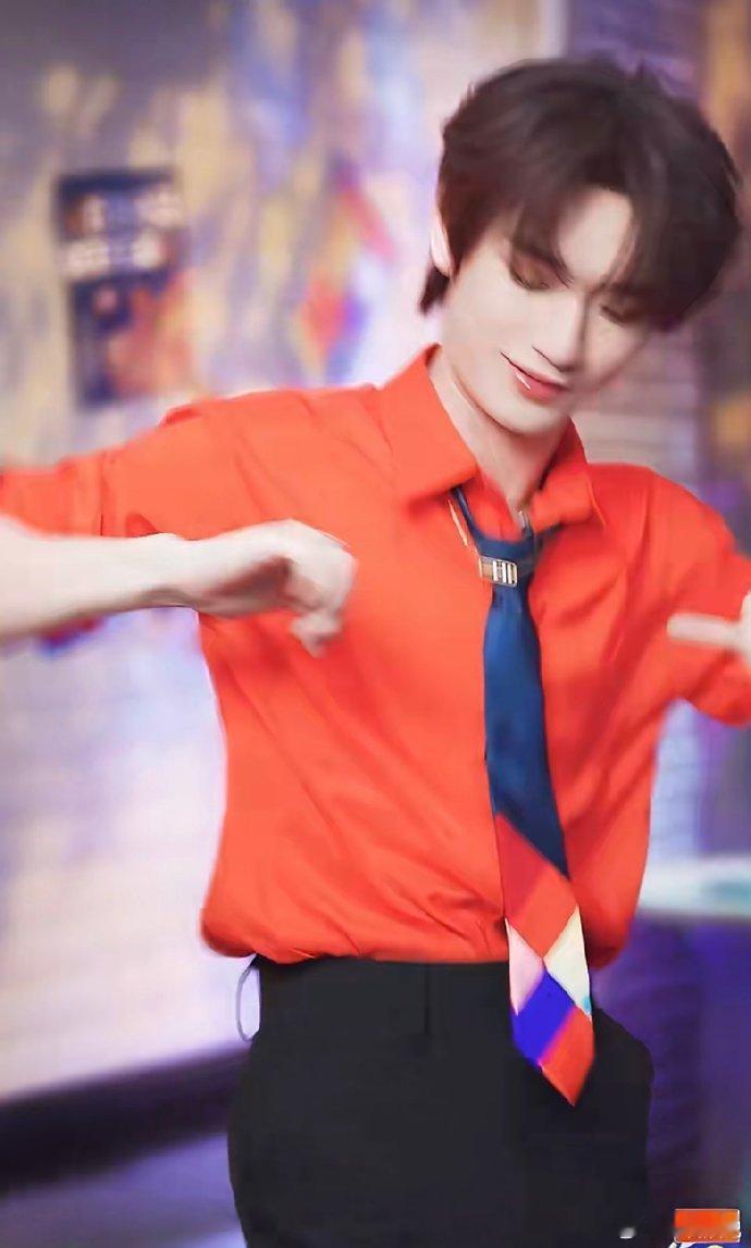 丁程鑫cha了倪鼠摇你好星期六小丁的倪鼠摇太有魅力了，从眼神到肢体都超有戏，舞台