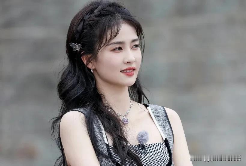 明星私生子骚扰事件频发，艺人安全如何保障？于正近日回应了白鹿的私生问题，引发了广