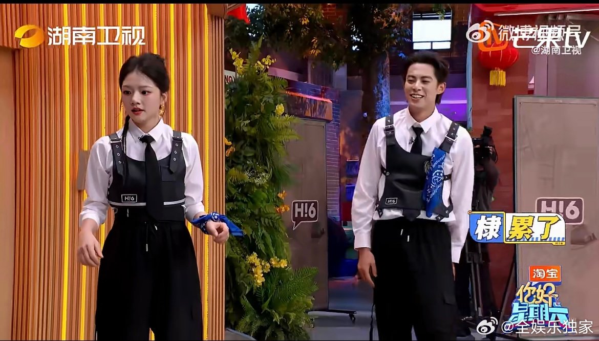 潘粤明两眼一睁就是抛圈 潘粤明开启疯狂抛圈模式，眼里全是呼啦圈，一心只想让队友顺