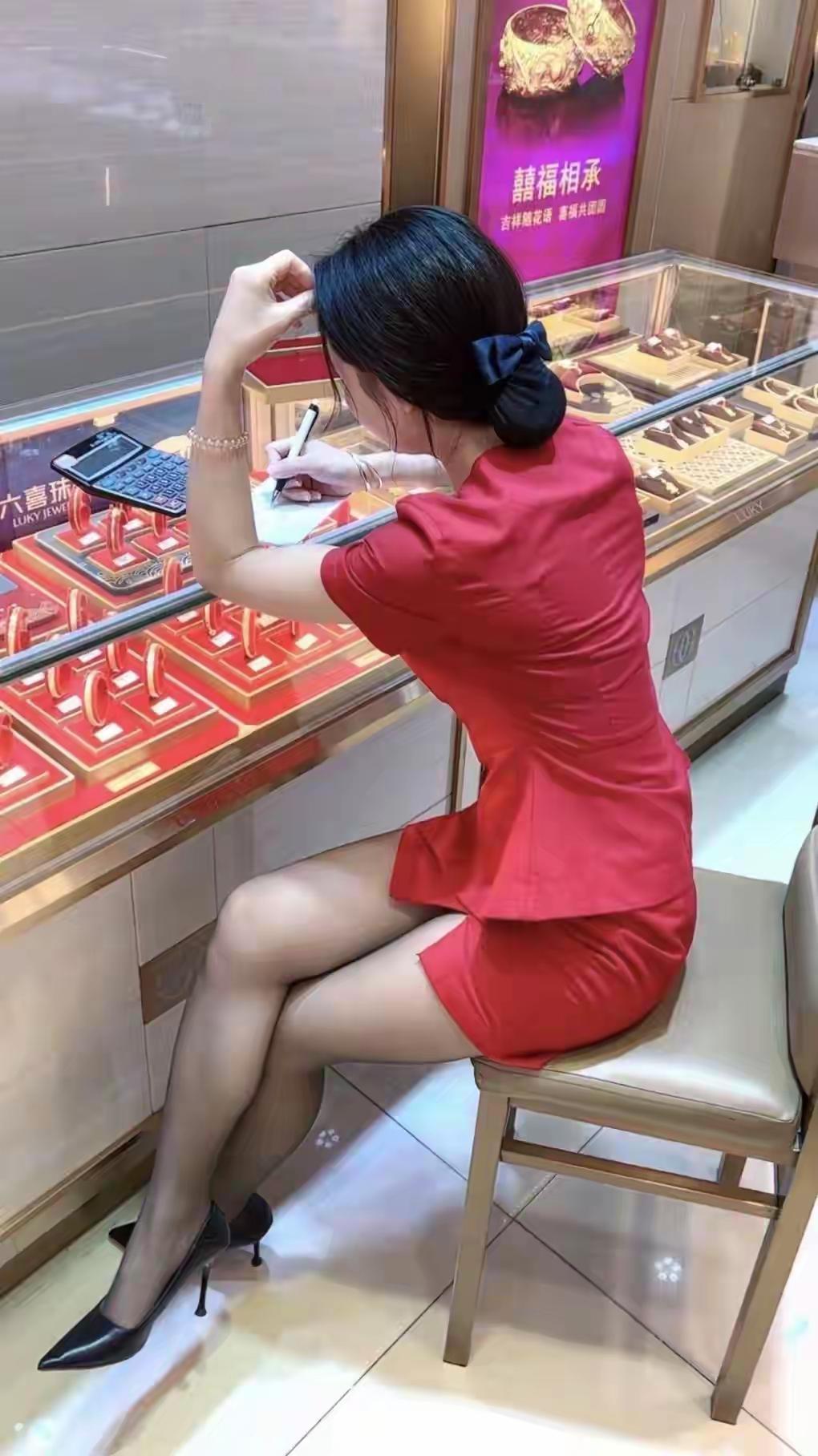 有哪些美女让人过目难忘？珠宝店的一天，磨破嘴皮子，不知道能卖出去一件？店里的美女
