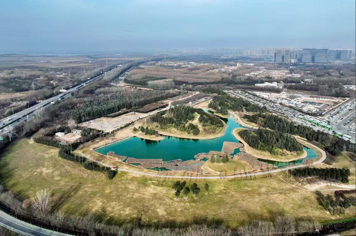 🌊湖水把天空的蓝揉进褶皱里，城市与荒野在此处握手，每寸土地都盛着自然与人间共生