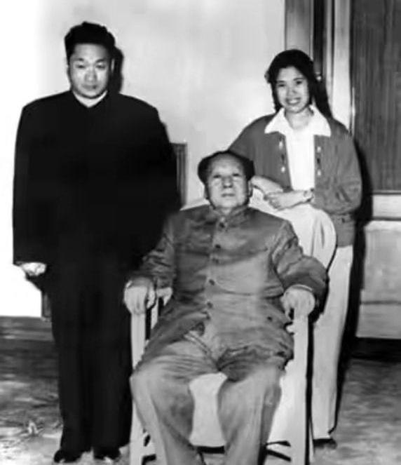 上世纪七十年代初，毛岸青来到大连，邵华指着张世保问他是否还记得这个人是谁？
19