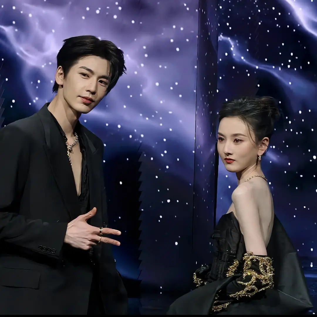 张凌赫和宋祖儿站在一起确实很养眼 