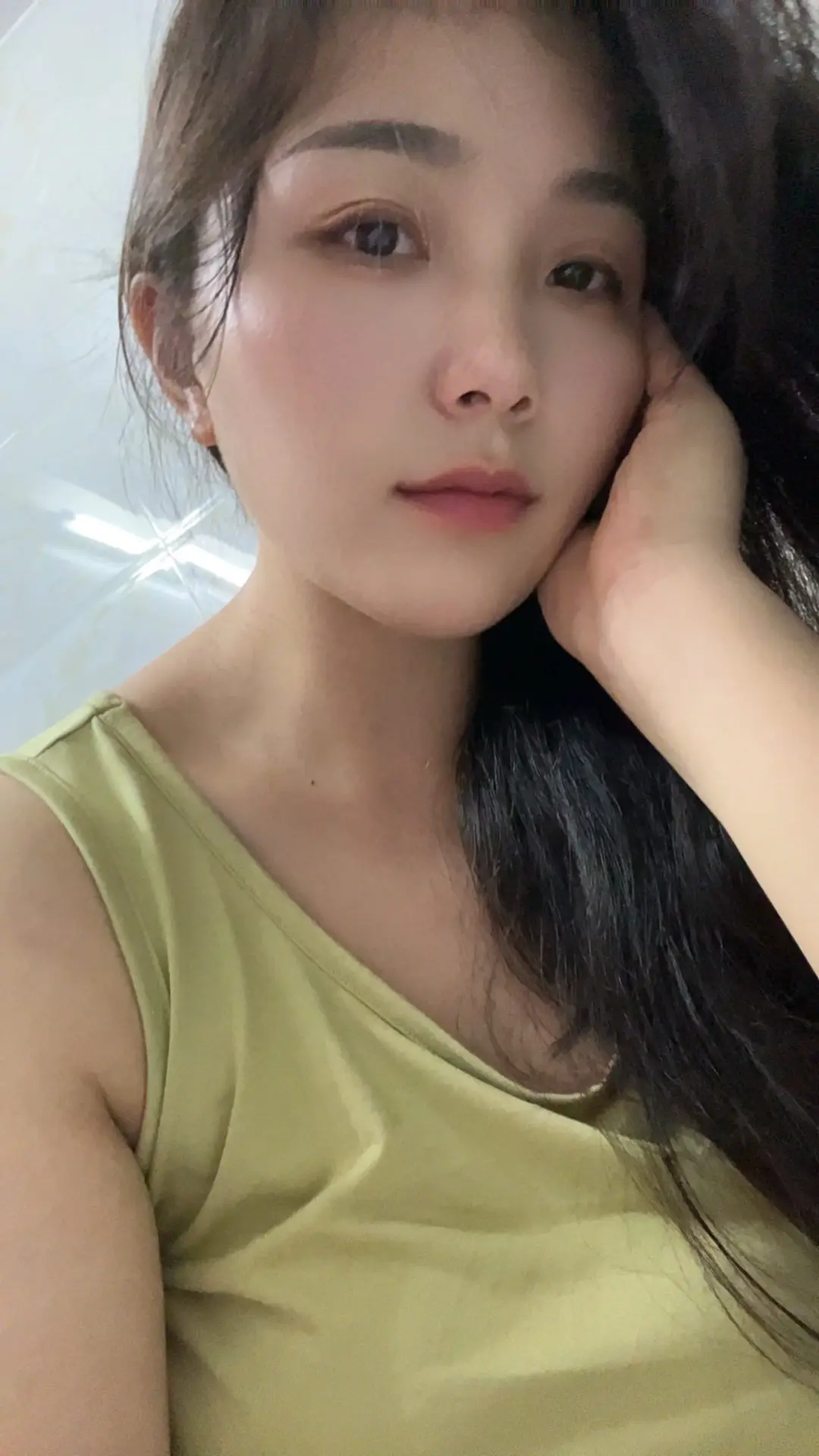 你家的床大不大。一个人睡怕不怕