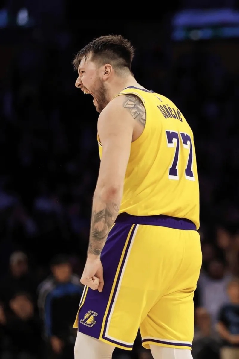 【💔东契奇命运多舛，赛季报销再添重创🏀】近年来，东契奇的流年可谓是跌宕起伏，