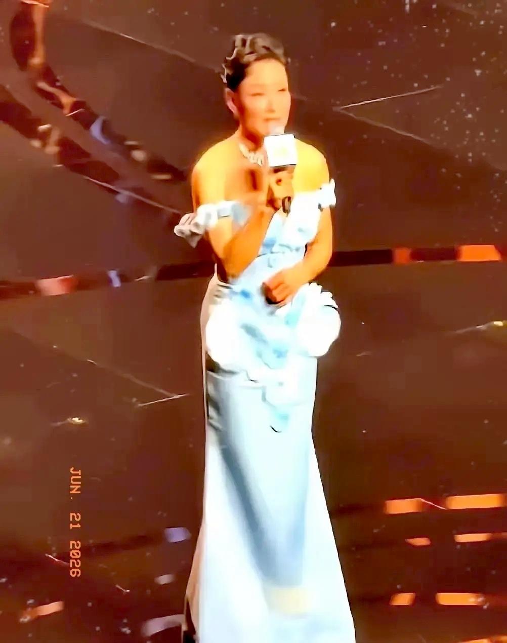 明明拿着美国护照，偏要在上海电影节红毯上强行煽情说“回到了自己家里”，结果迎来的