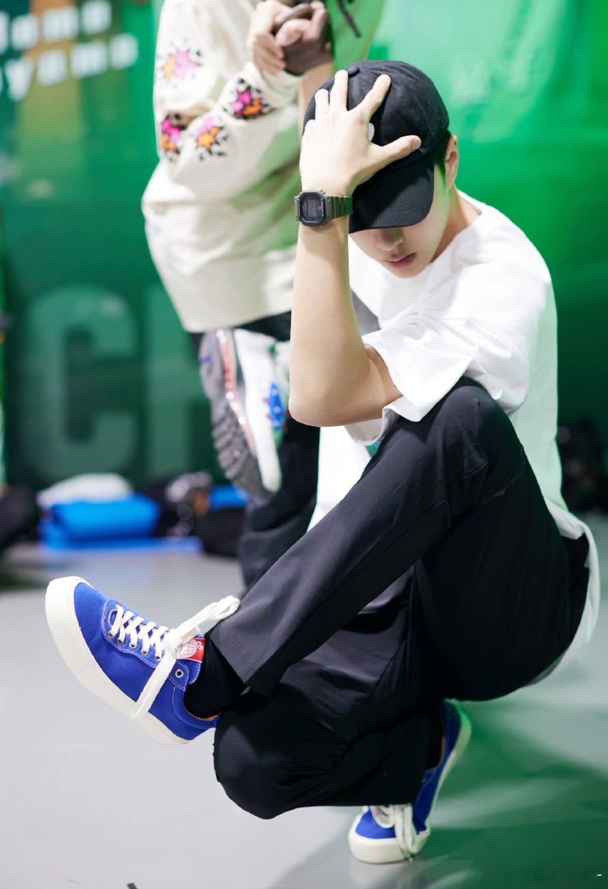 王一博随便一个pose都帅呆了