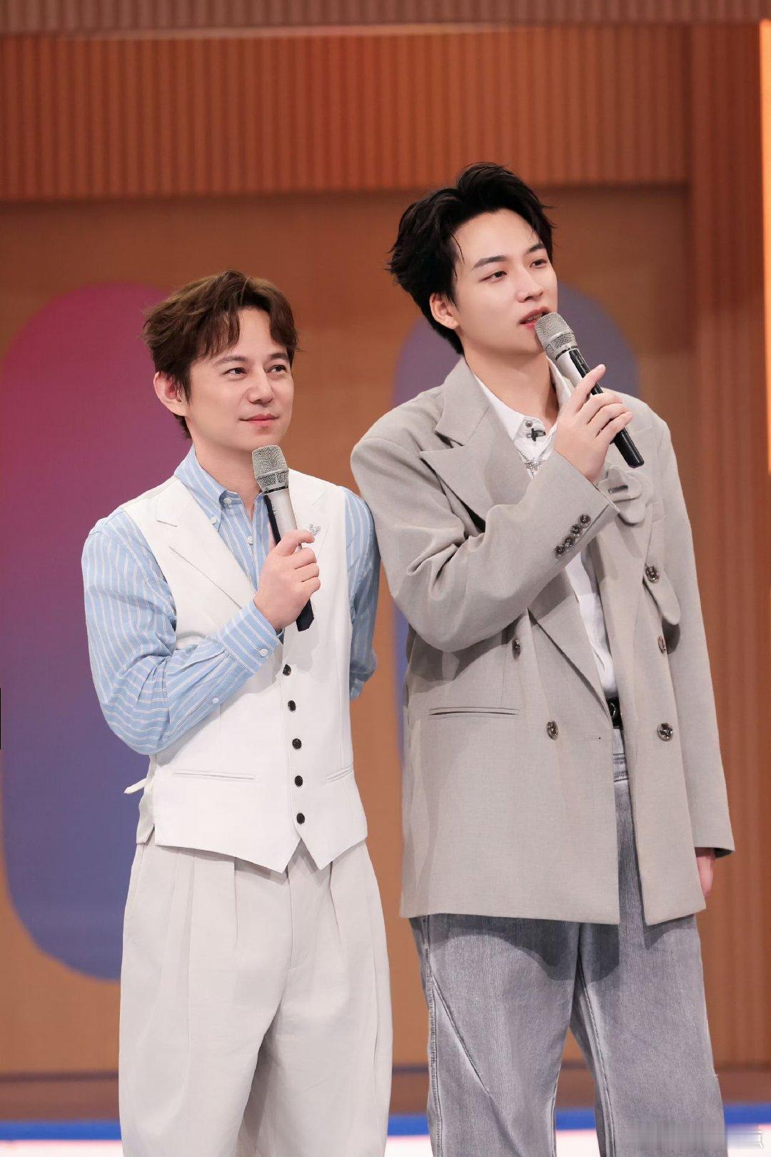 主持界魔丸好六有两个你好星期六 何炅、吴泽林在好六彻底释放“魔丸”属性！孟姐唱完