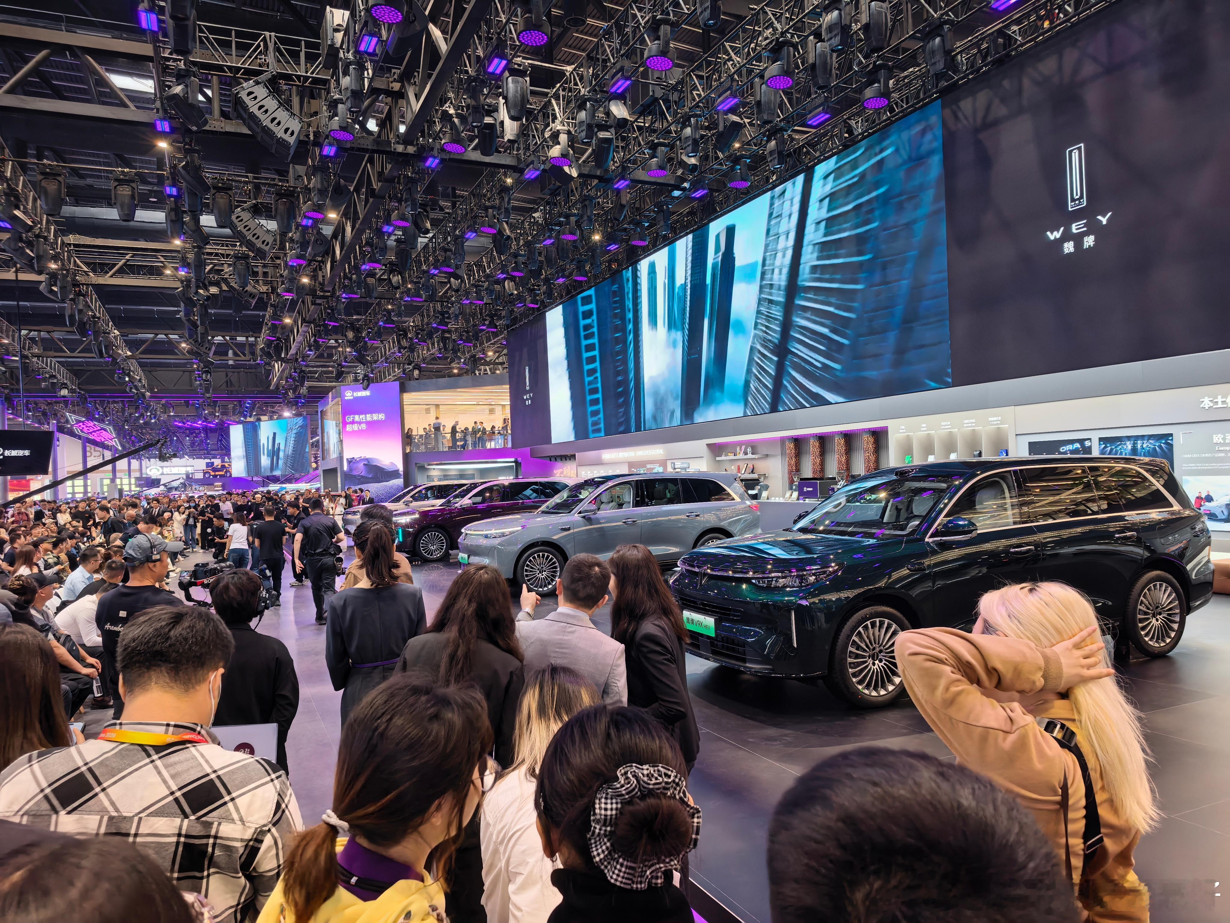 AI豪华六座旗舰”魏牌V9X标轴/长轴同台，纯电、插混、混动三种动力全覆盖。 我