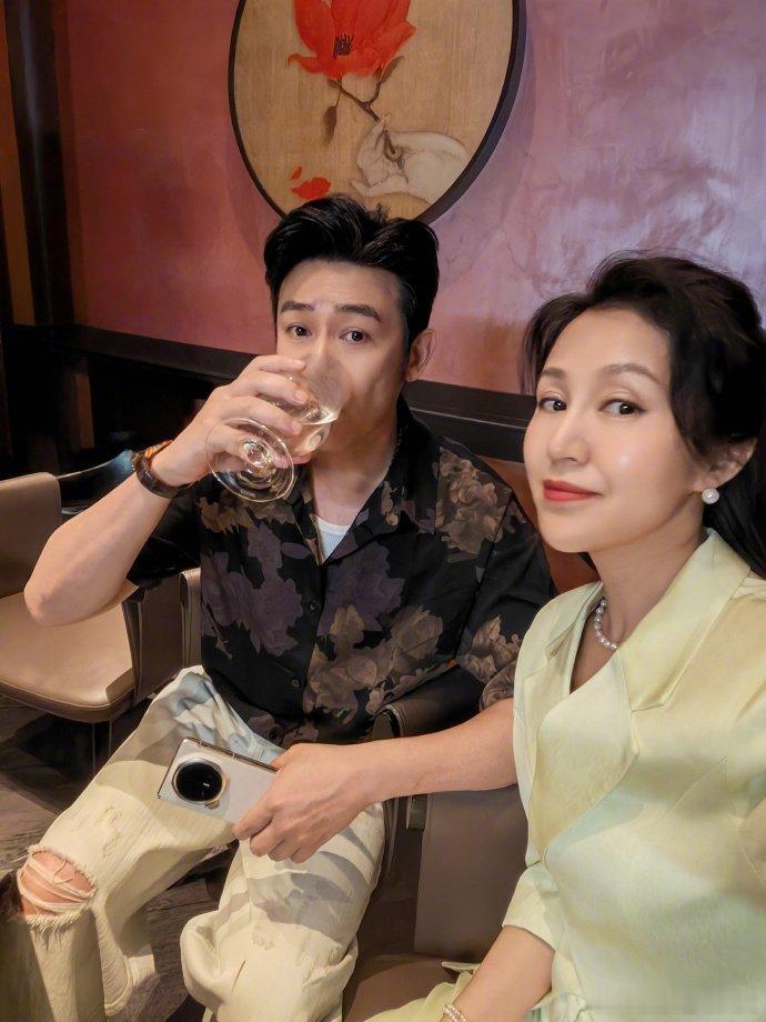 陆毅发文为鲍蕾庆生陆毅晒合照为鲍蕾庆生陆毅和鲍蕾的生日互动好绝，餐厅里一起吃饭、