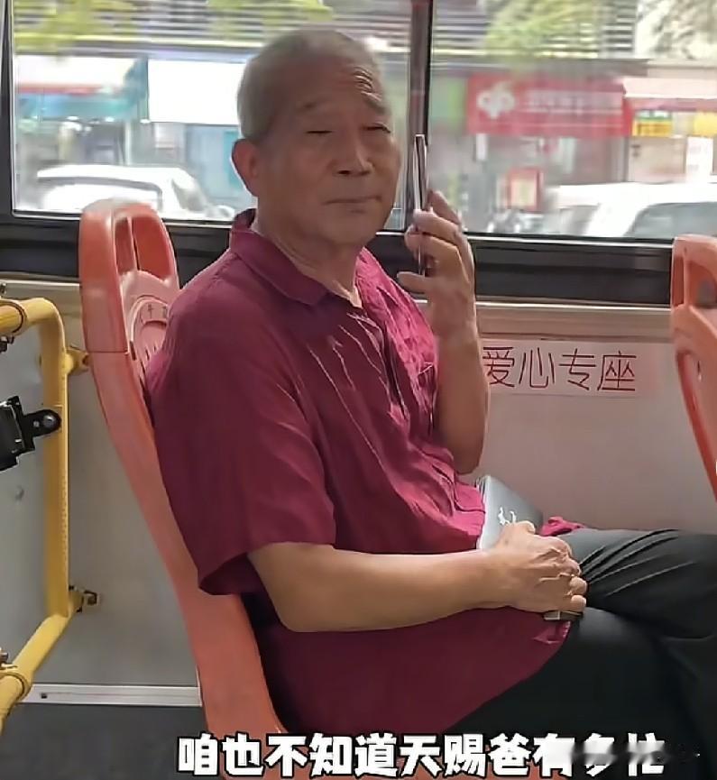 老黄有更新视频了 ，接天赐去参加商务宴会。
小天赐马上上小学了，个子挺高的，上寄