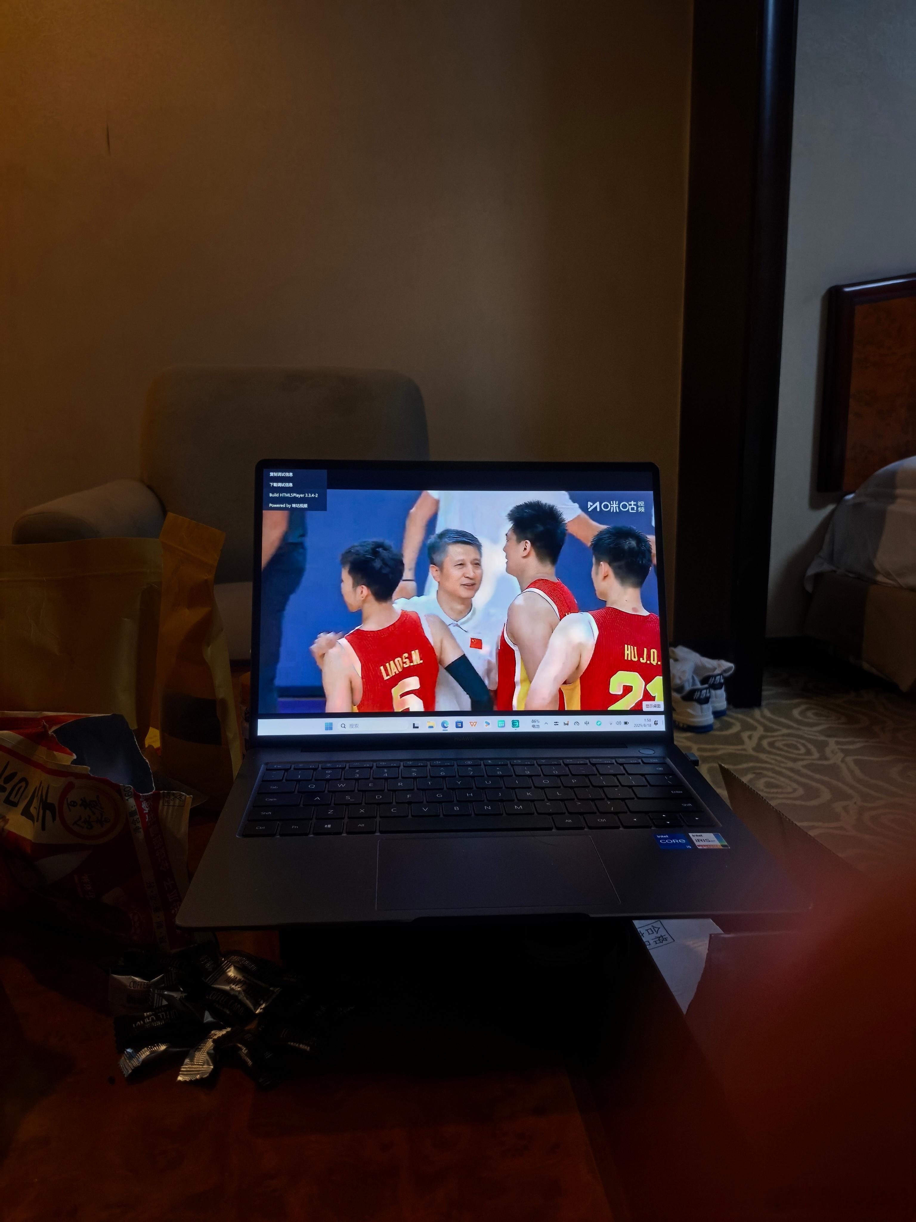 这下半夜不要太刺激，哥几个在屋为中国男篮加油。感觉咱们进球很难丢球又有点简单，就