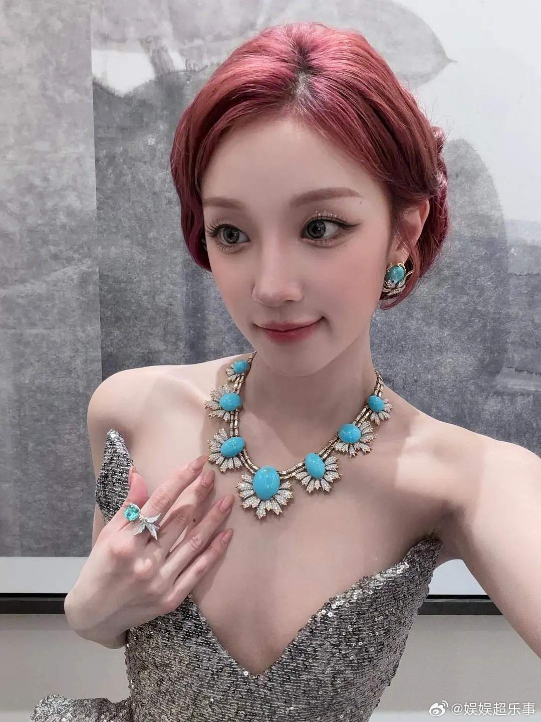 感觉雨琦第一套珠宝和礼服不是很搭，第二套和谐很多 