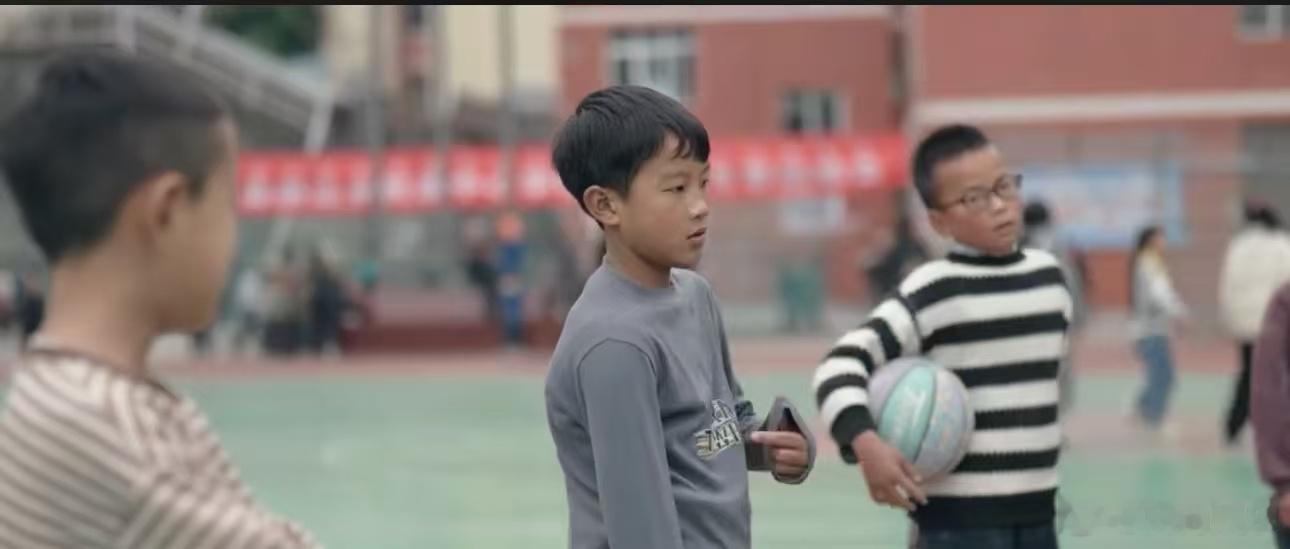 音乐老师教篮球看哭众人  这位音乐老师用篮球打开了山区孩子们的心扉。球场上的每一