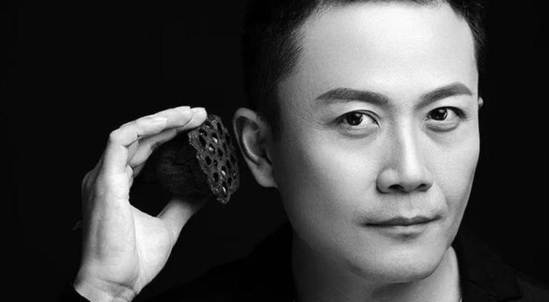 2006年，一男子为凤凰传奇写了一首歌。
这首歌的诞生充满了戏剧性。起初，这首歌
