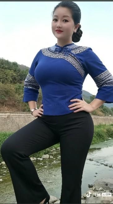 “蓝衣映水影，黑裤衬山青”，这画面感绝了！让我想起冰心说的“山雨欲来，湖上漫漫飞