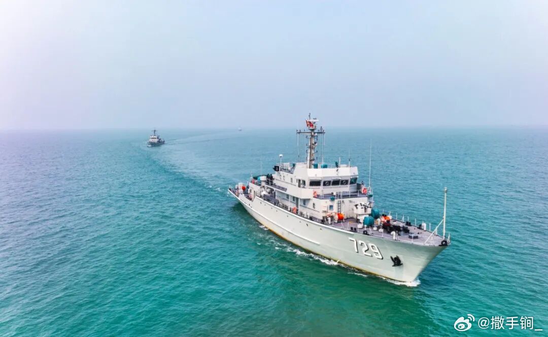 729赤水舰出海训练，实射单30——打爆浮雷，以及吊放JM-01灭雷具： ​​​