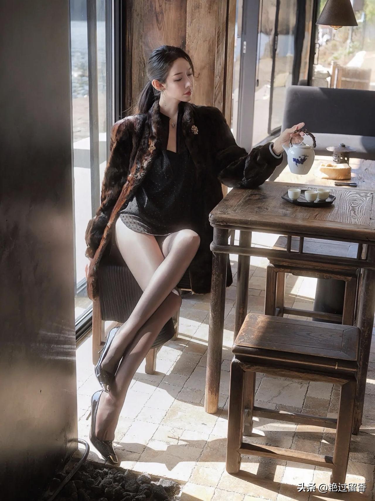 优雅复古风，黑白配穿搭，咖啡时光，享受宁静。