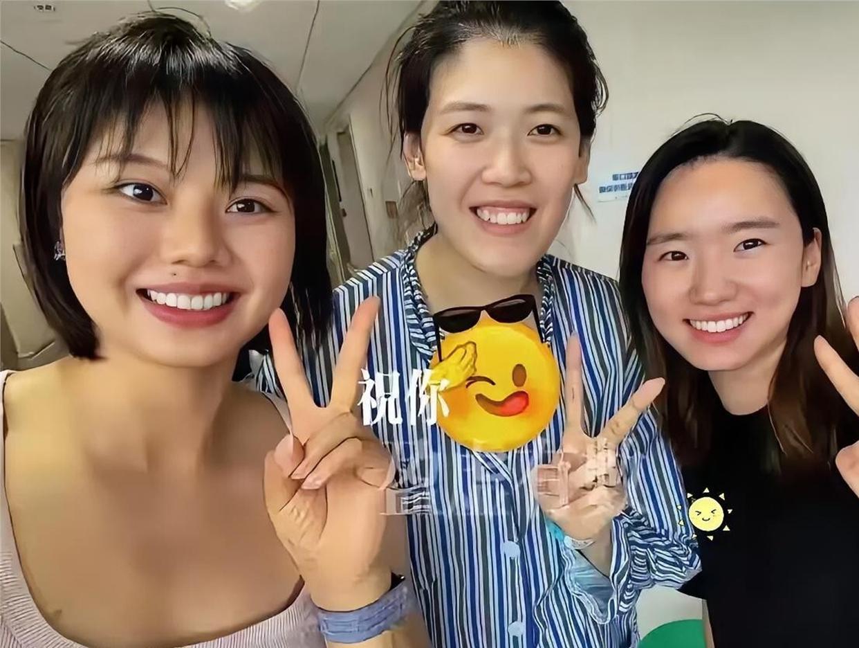 龚翔宇放下集训休息时间带女排队友赶去天津看望刚做完手术的李盈莹，26岁核心的伤病