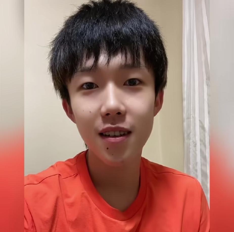 你见过这么帅的王楚钦吗？
 
直播间里的他，穿着一件简简单单的橙色上衣，还是少年
