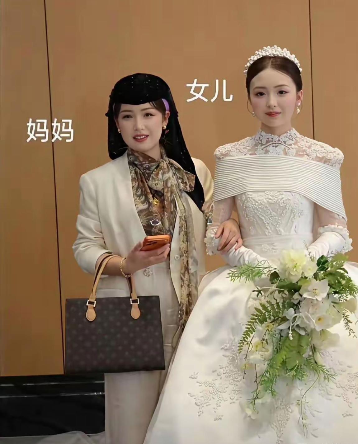 都说女儿像爸，但是看到这对母女俩，感觉看到了年轻时候的妈妈！都非常有气质，漂亮！