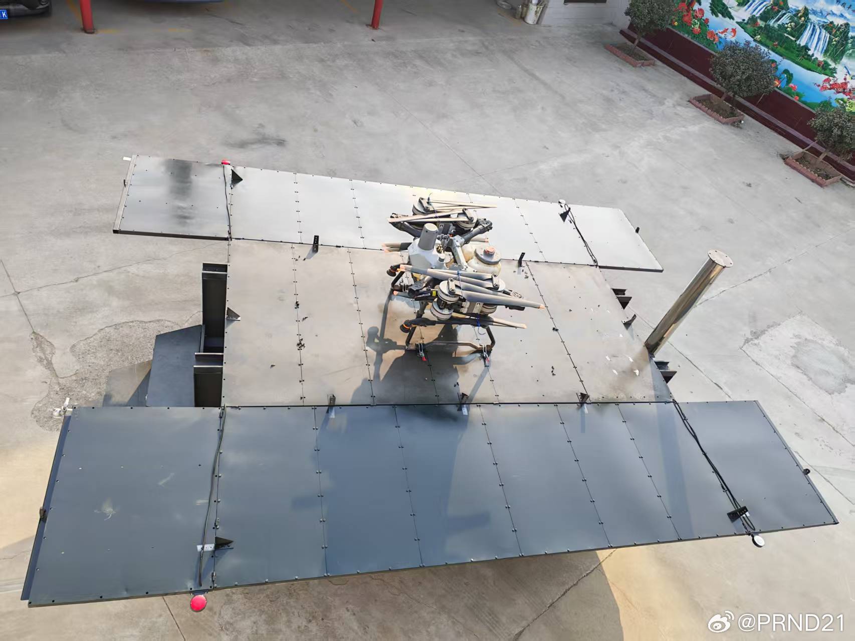 新公告里出现的拖车，是农用无人机的化肥补充平台——飞天猪牌，公司名称是山西横炮…