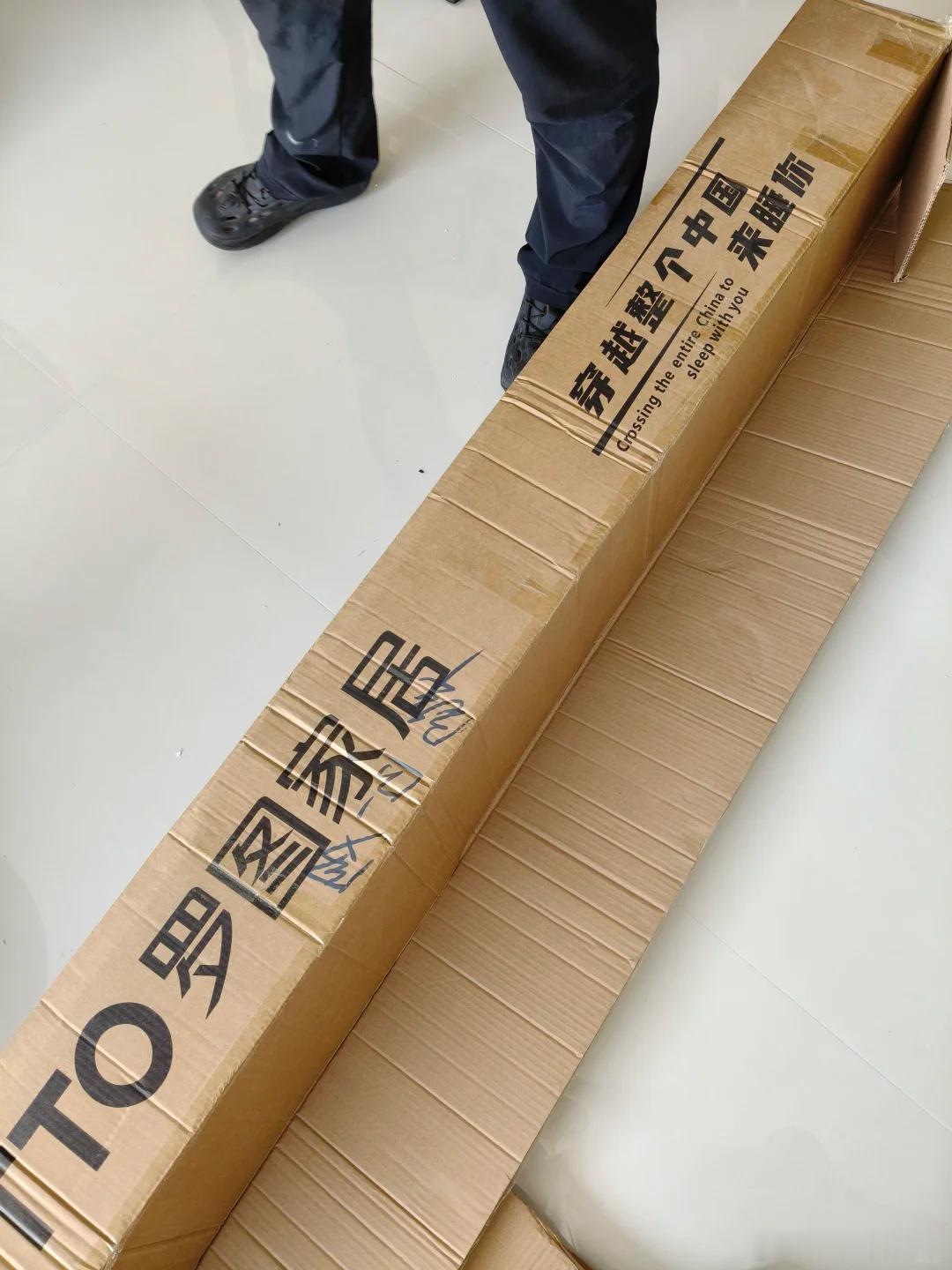 最近，一张印着“穿越整个中国，来睡你”的家具包装纸壳，在社交平台上引发了不小的争