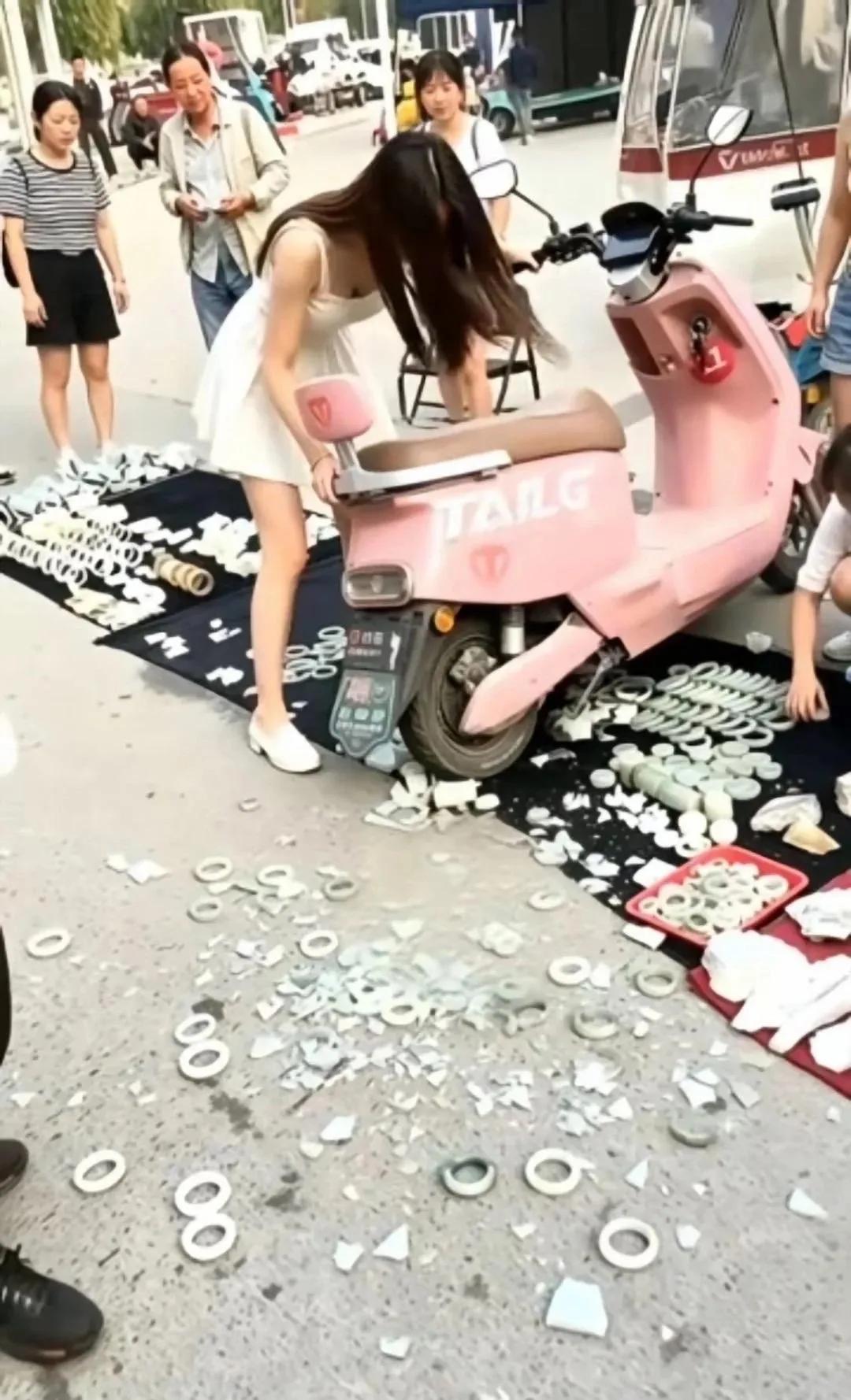 美女摊上大事了！骑电动车没能及时刹住车……