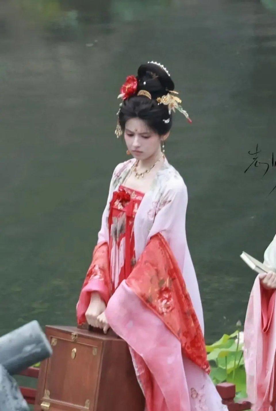 鞠婧祎是在模仿另外一个大女主吗？ 