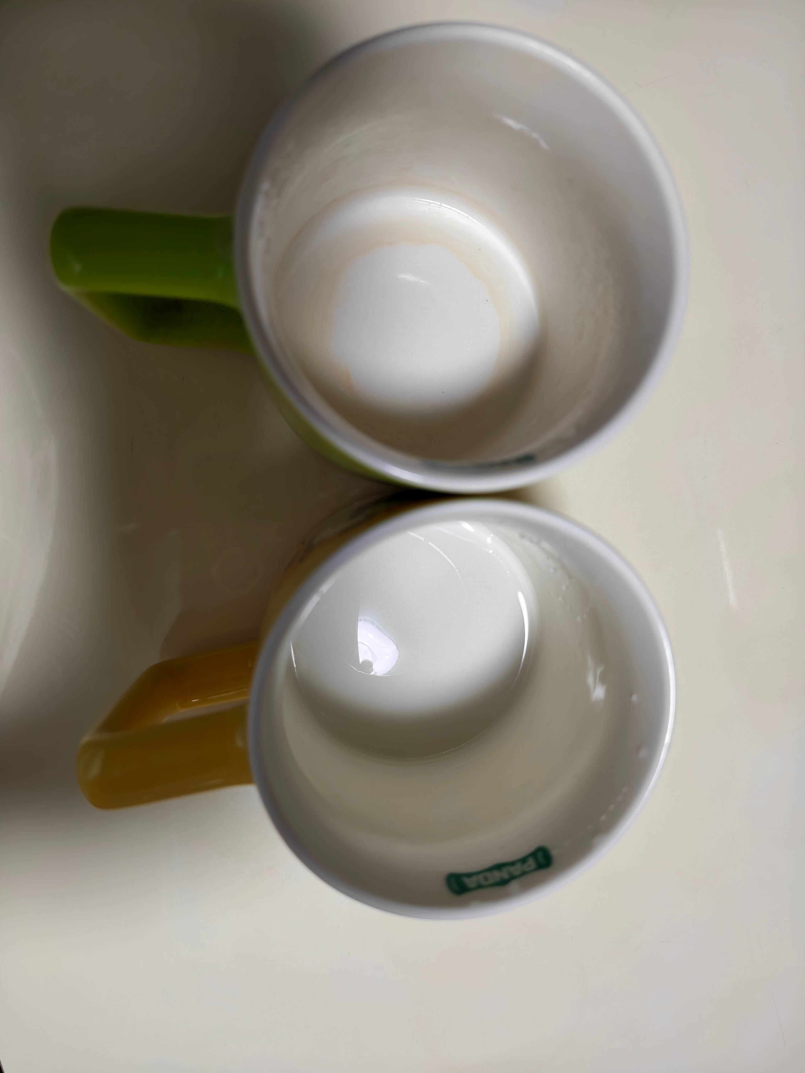 两年多前一起买的杯子，一个放在洗手间当刷牙的杯子，一个在客厅当喝水的杯子，都是天