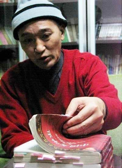 我们深切缅怀全国优秀共产党员，全国五一劳动奖章获得者，全国模范教师，100位新中