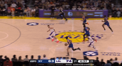 又抱怨了！东契奇倒地再作数钱动作！
在今天NBA常规赛湖人对阵尼克斯的第三节比赛