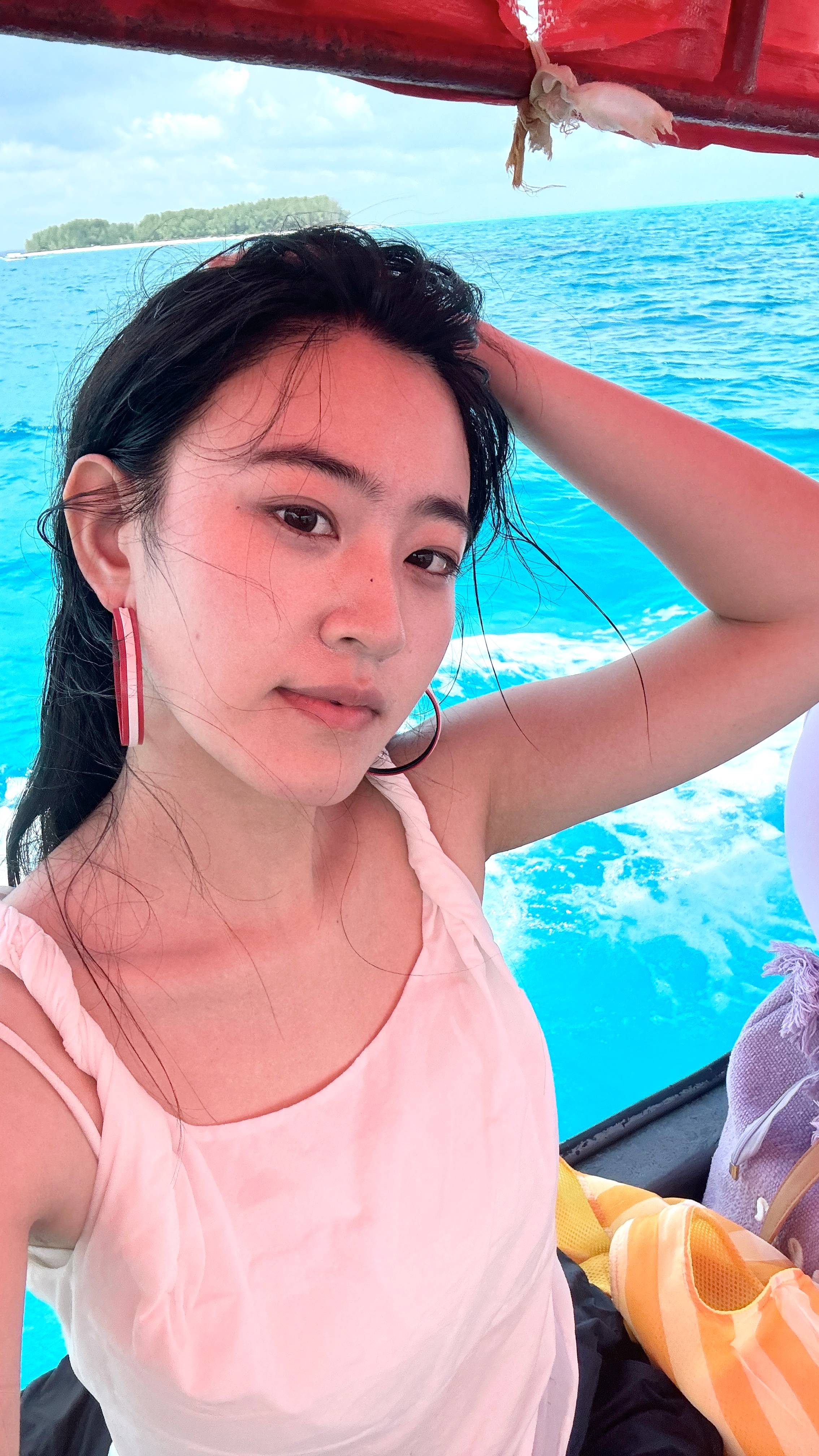 不会游泳但完成了人生第一次浮潜 看到了很大的鱼群 非常清澈的海底[泪]在海里很狼