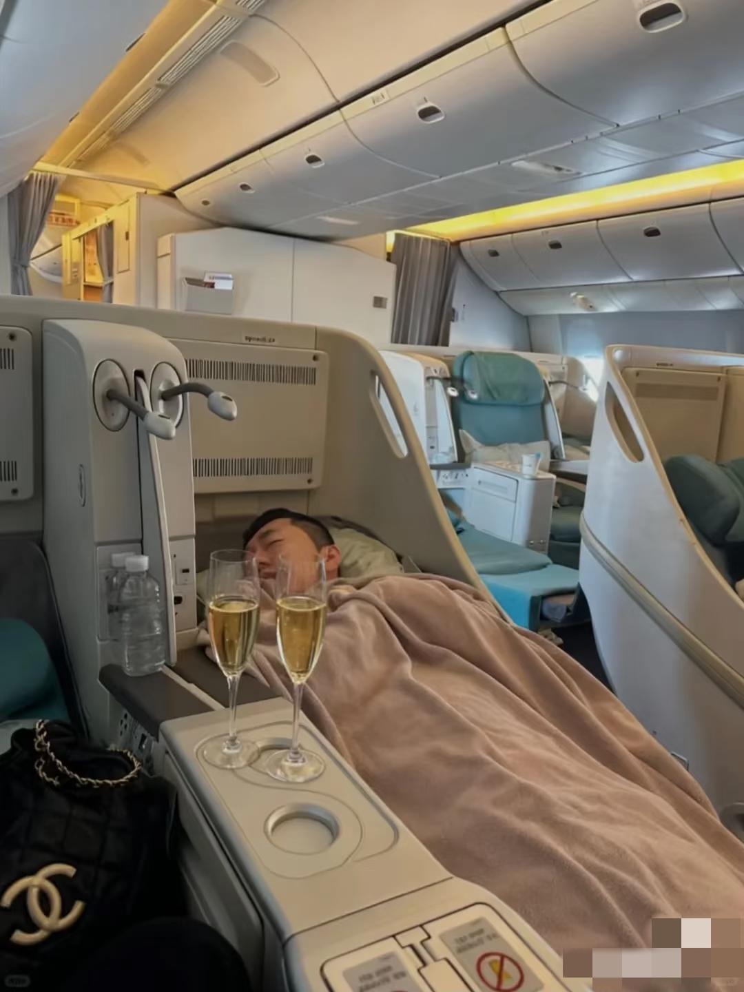 同样是坐飞机，这就是有钱人跟普通人的区别！