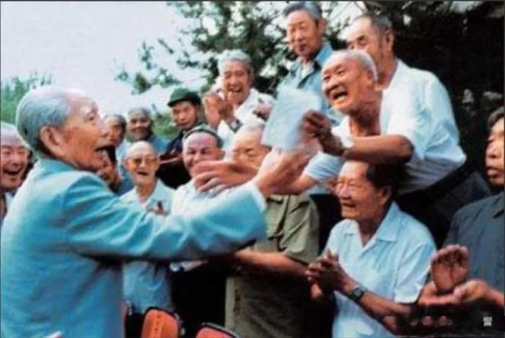 1991年，新疆石河子，王震将军会见老战友时留下的珍贵合影。一群头发都已斑白的老