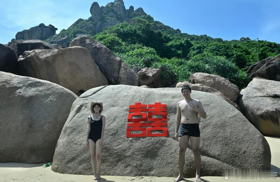 我们俩带着囍字去看海了 ​​​