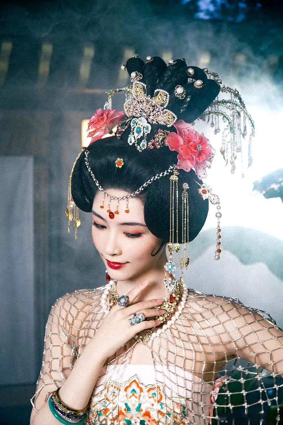 许佳琪杨贵妃的妆造怎么样，选秀出道的她是不是可塑性还挺强[思考] ​​​