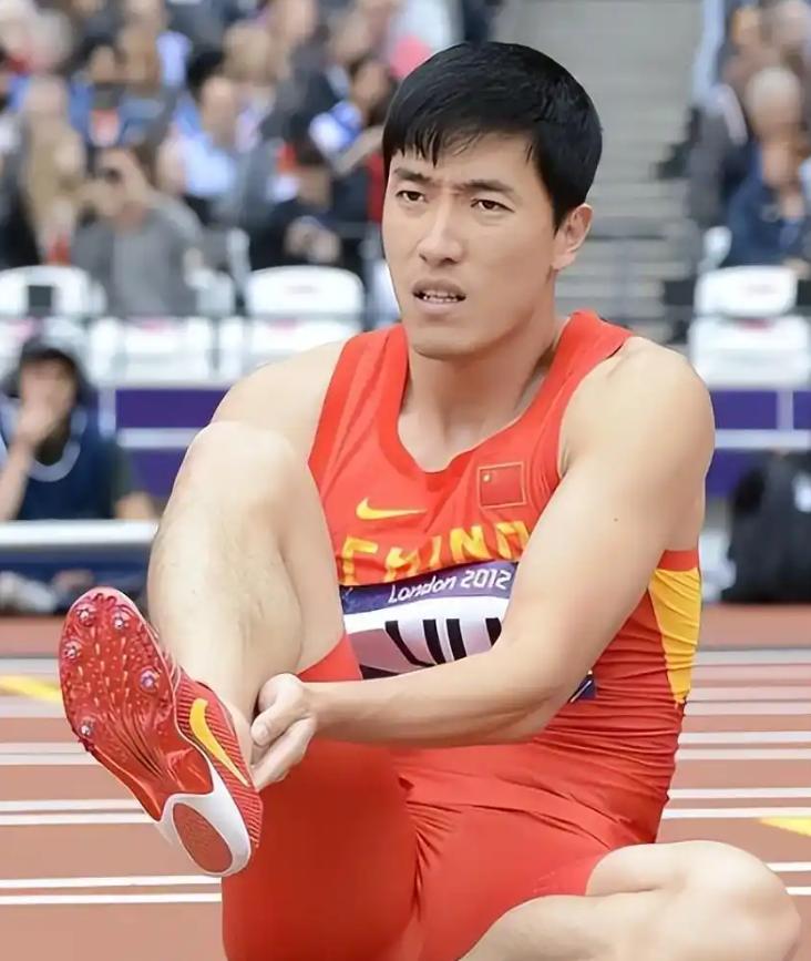 帮刘翔算了一下这些年上海体育局欠他的钱
从2015年开始到2016年，刘翔该拿的