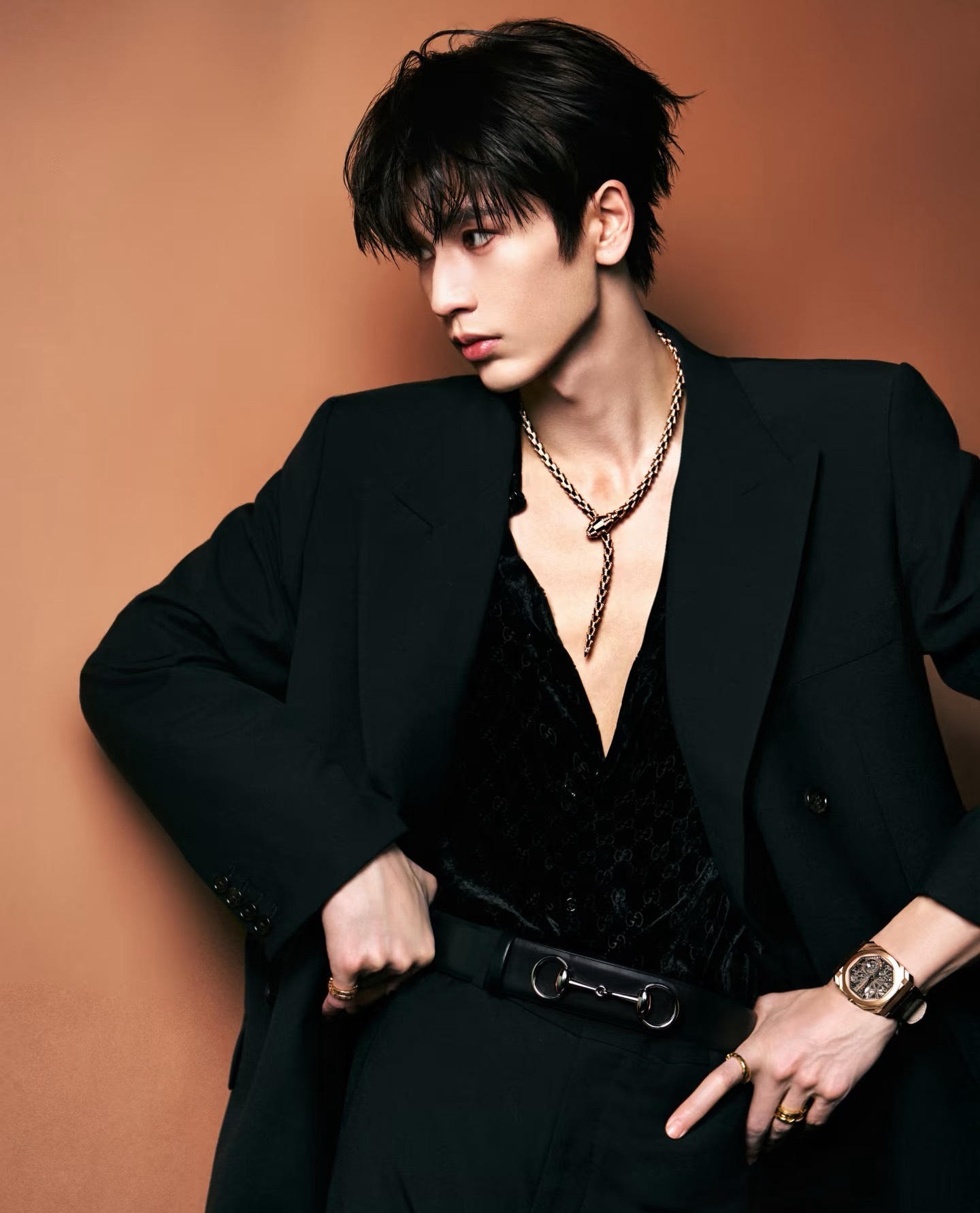 张凌赫一袭 GUCCI 2026春夏系列，丝绒深V，搭配BVLGARI灵蛇项链点