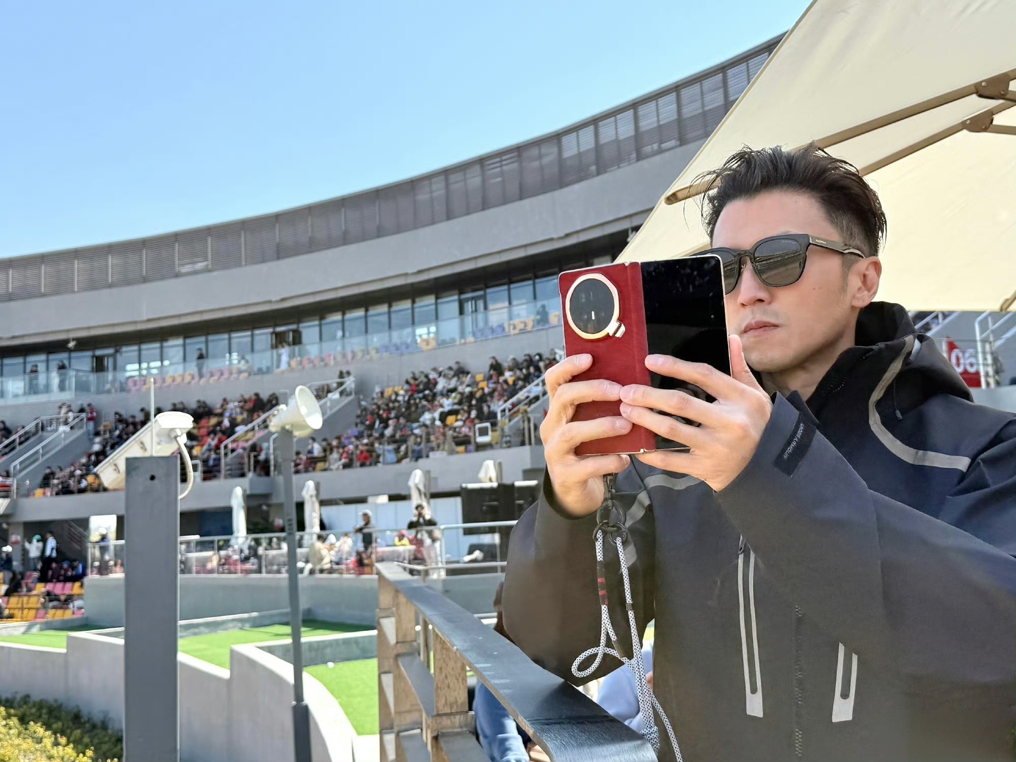 谢霆锋演唱会这幕太戳打工人了！谢霆锋演唱会现场粉丝淡定开会，别人都沉浸式冲舞台，