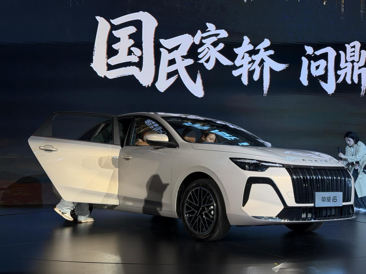 荣威i6想抢日产轩逸的饭碗？
昨日荣威i6开启预售，提前订最低6.59万
荣威i