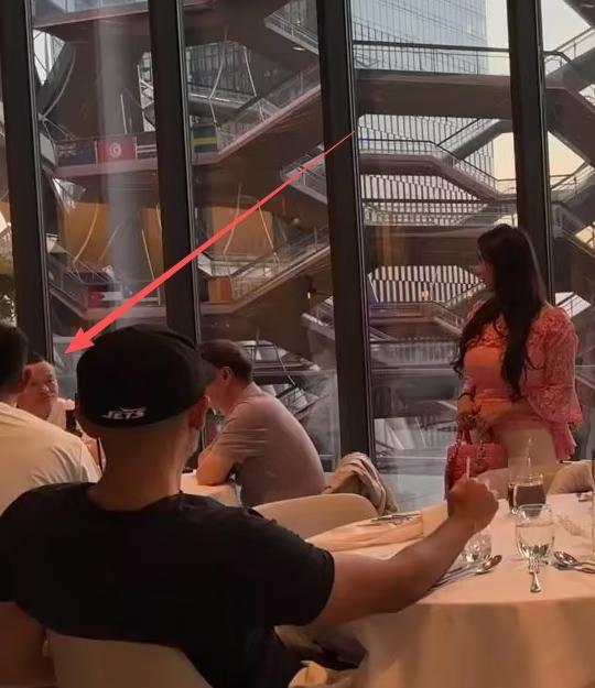 没想到马云也是球迷，这么大热天，亲临世界杯决赛赛场。
不过我在想，马云这么有钱，