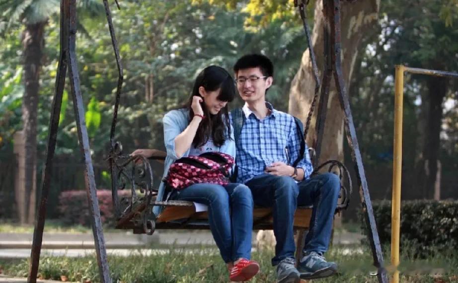 大家发现没有？
无论男孩女孩，凡是初中时候
就开始谈恋爱的孩子，情商都高
这种孩