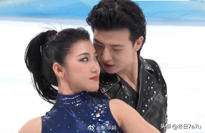 当玥玥鑫宇站上舞台，欢呼声如潮水般涌来——这是属于他们的荣耀时刻，更是祖国的荣光