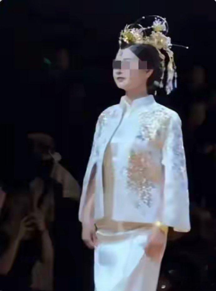 以前一直想不通时装模特为什么都是平胸，直到看了这几张照片我终于明白了 