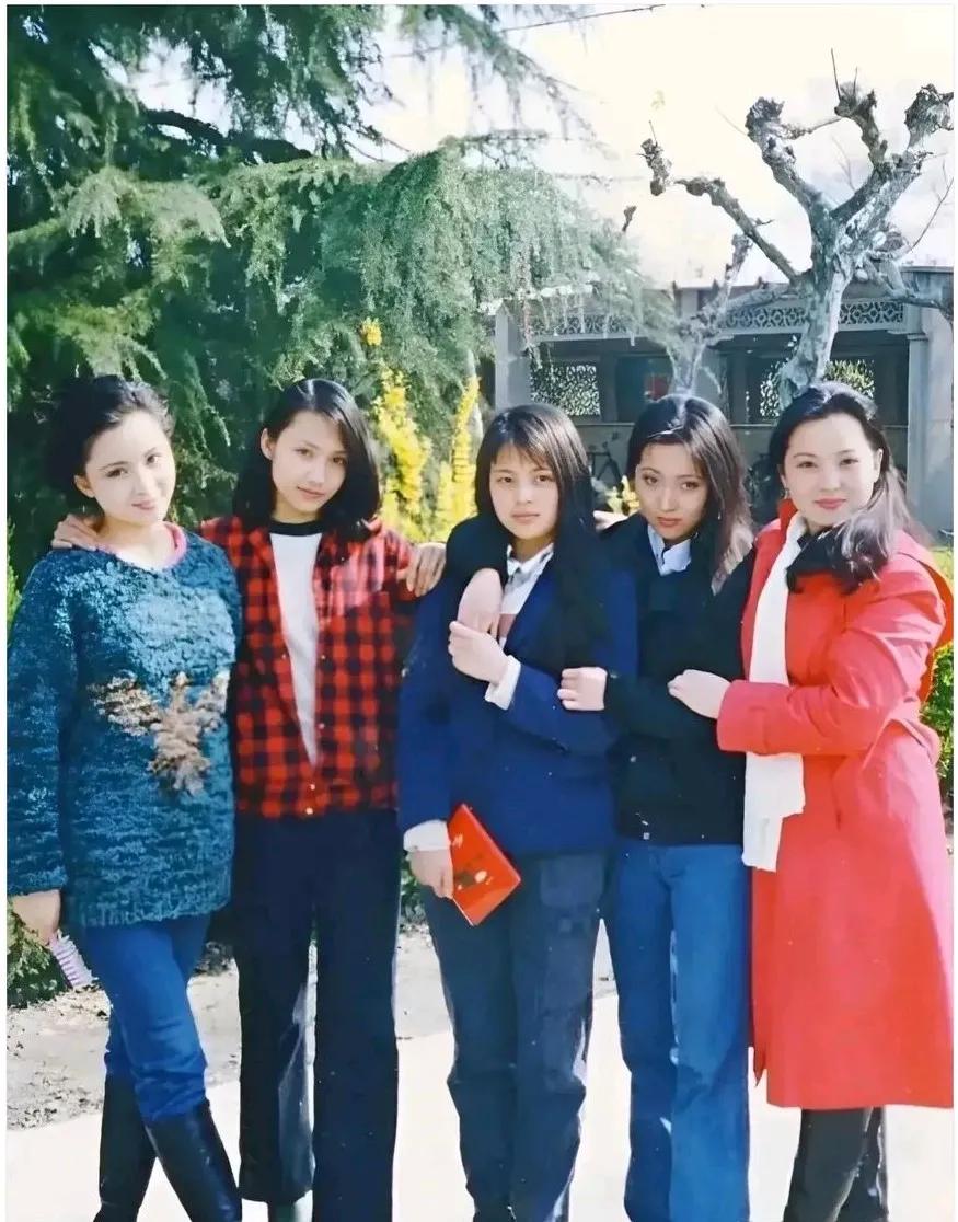 这是一张四十年前的老照片，有人说很珍贵，因为照片中的美女个个都是大明星，她们成功