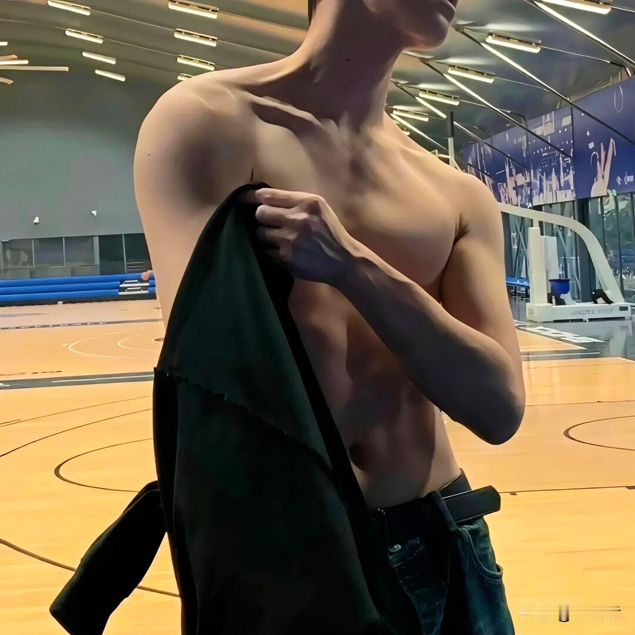 其实是心底悄悄生了病。
习惯低头自卑，惯于自我否定。
明明已然优秀，却不敢拥抱美