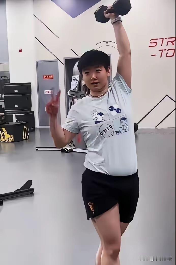 上海封训中的莎莎，单手举哑铃，还不忘比个✌，努力让枯燥辛苦的训练多点小快乐。
