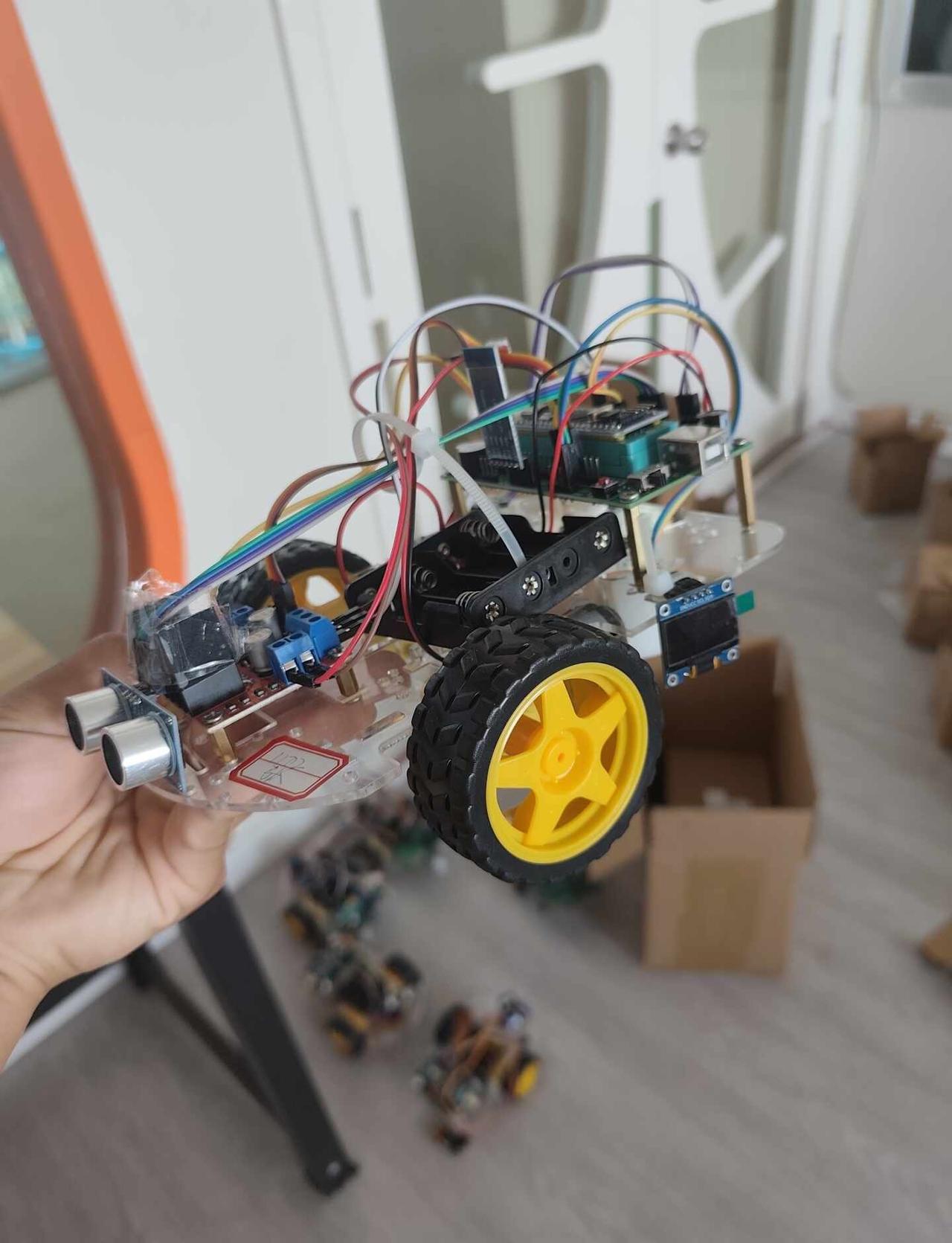 STM32单片机智能小车
- 超声波自动避障：检测障碍物自动绕开
​
- 红外循