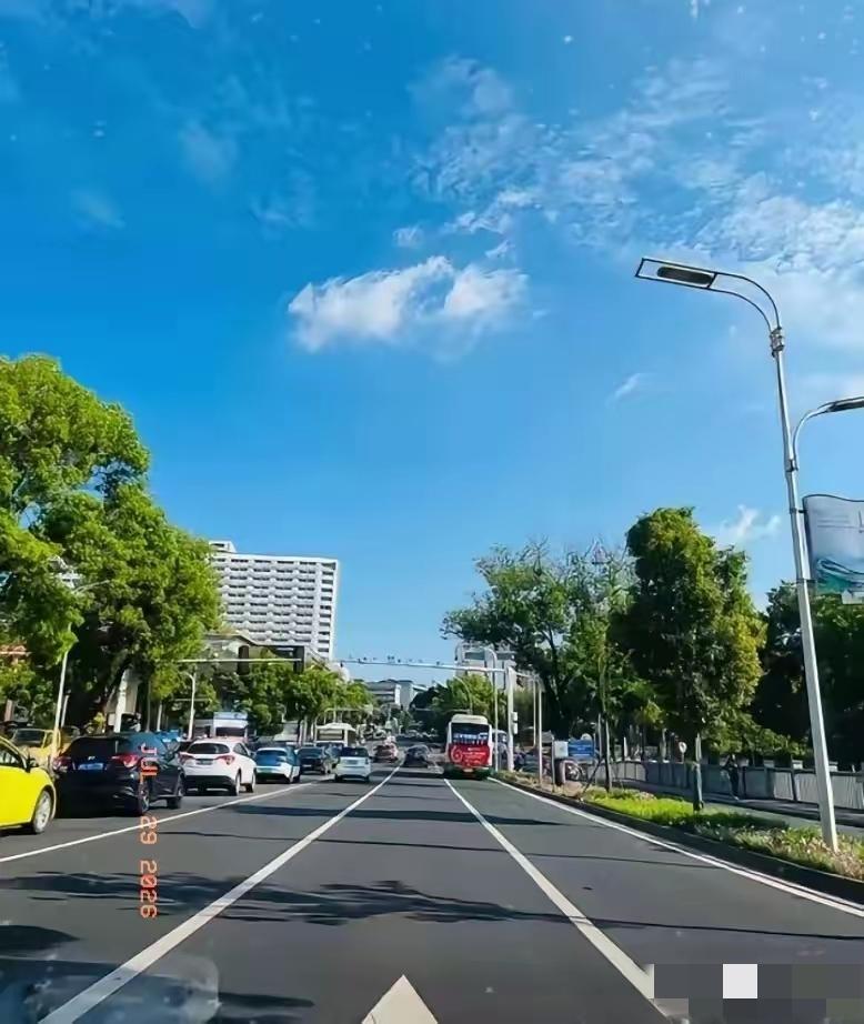 通知一下，大家好有个心理准备，
今天，7月29日就正式进入中伏第五天了，而且今年